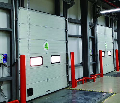 Qual è la differenza tra una porta per ascensore industriale e una serranda avvolgibile?
