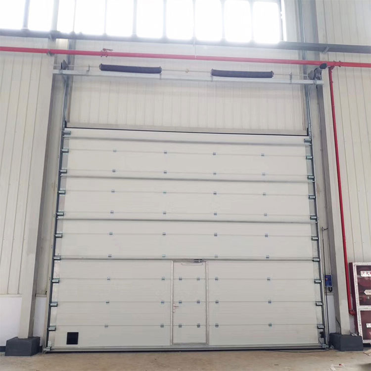 Quali sono le caratteristiche delle porte sezionali?