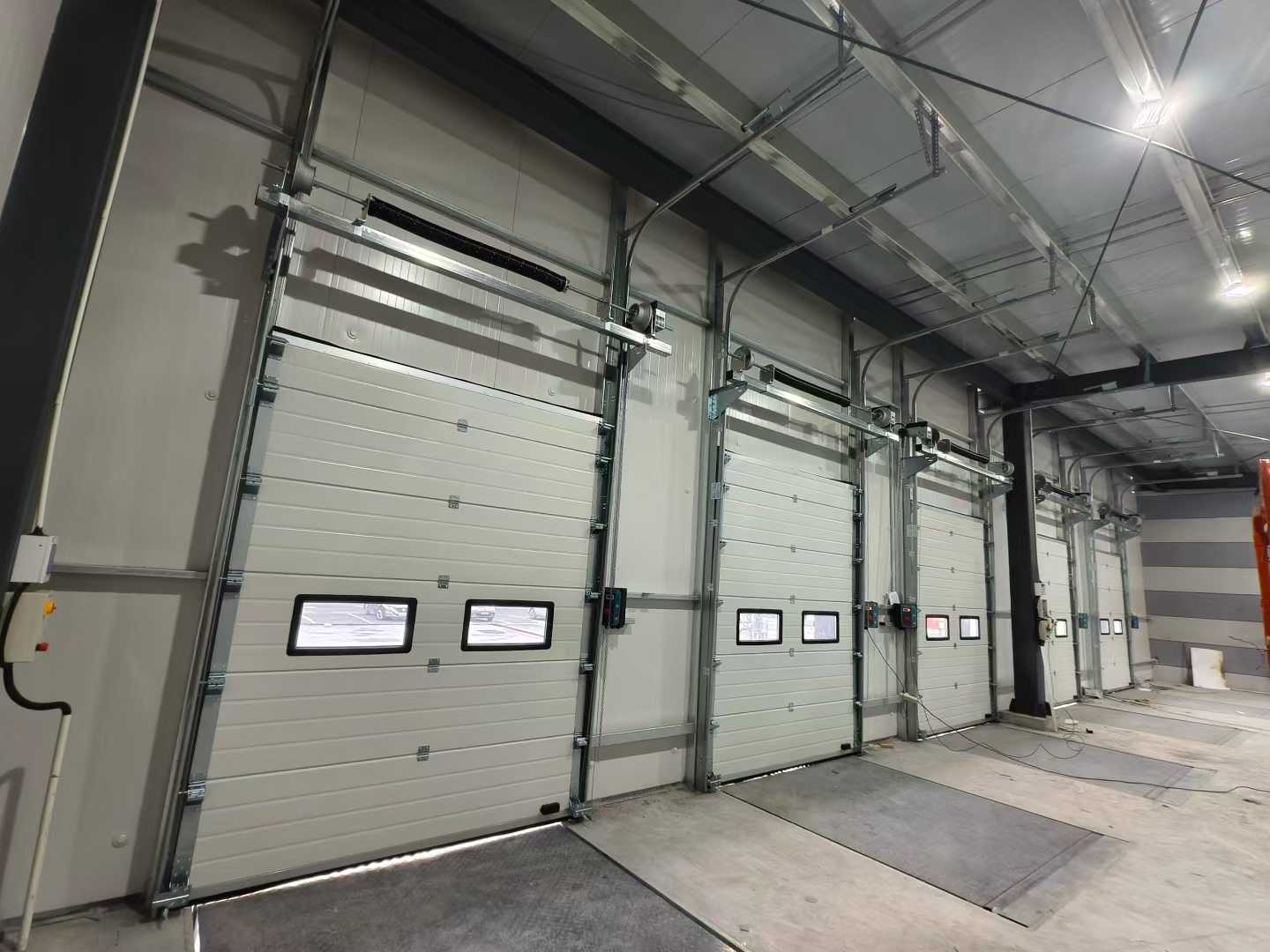 Spedizione di porte sezionali industriali e rampe di carico per progetti di magazzino